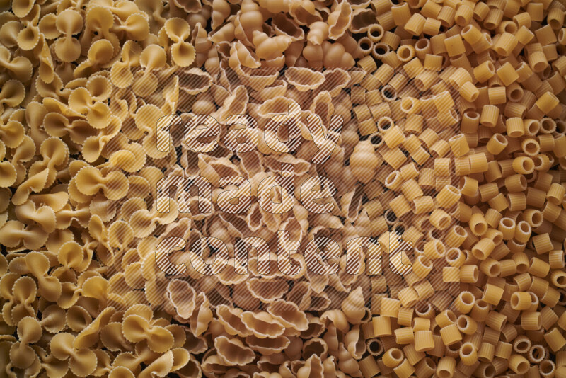 3 انواع معكرونة علي الخلفية كاملة