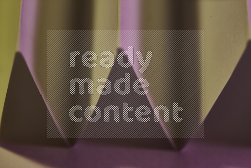 صورة مجردة مقربة تظهر طيات ورقية هندسية حادة بتدرجات اللون الوردي مع درجات لونية دافئة