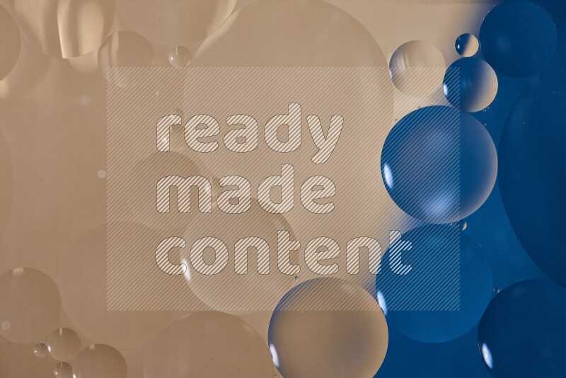 لقطات مقربة لفقاعات من الزيت على سطح الماء باللون الأزرق والبني