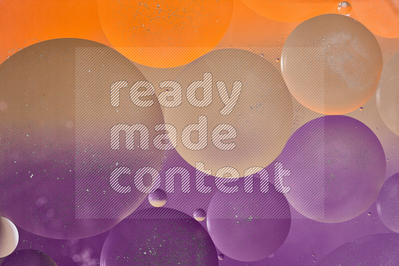 لقطات مقربة لفقاعات من الزيت على سطح الماء باللون البني والبرتقالي والأرجواني