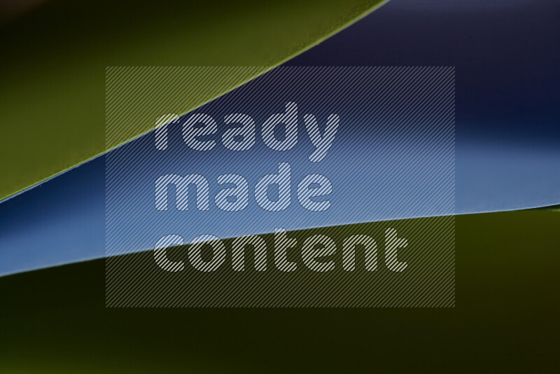 فن تجريدي يعرض المنحنيات المرتبة للأوراق باللون الأزرق والأخضر