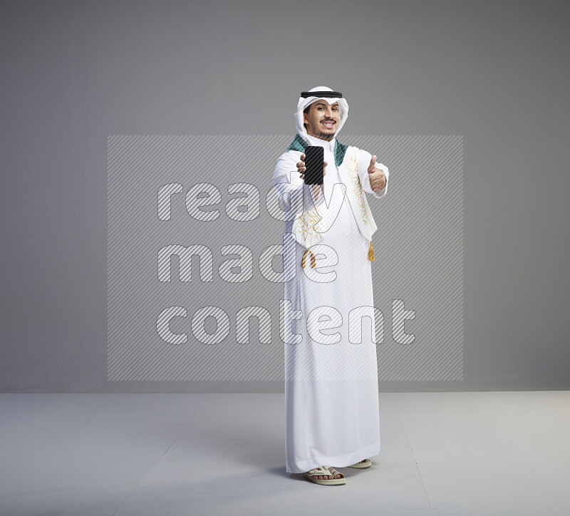 رجل سعودي يرتدي ثوب وشماغ ابيض