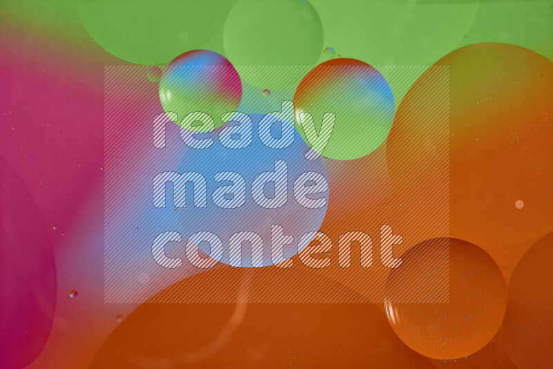 لقطات مقربة لفقاعات من الزيت على سطح الماء بألوان متنوعة