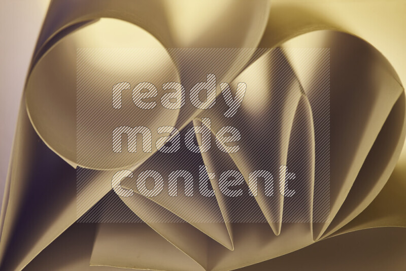 عرض فني لطيات الورق تخلق مزيج من الأشكال الهندسية، مضاءة بإضاءة ناعمة بدرجات دافئة