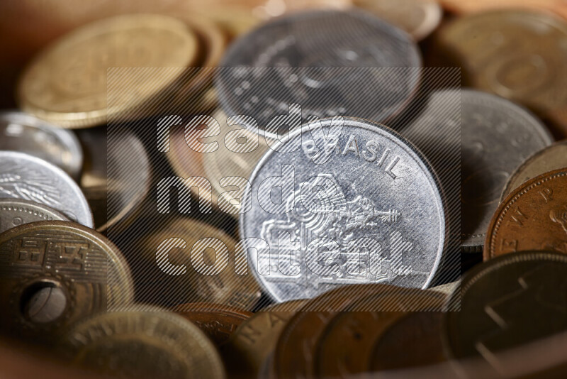 لقطات مقربة لعملات معدنية قديمة عشوائية على خلفية سوداء