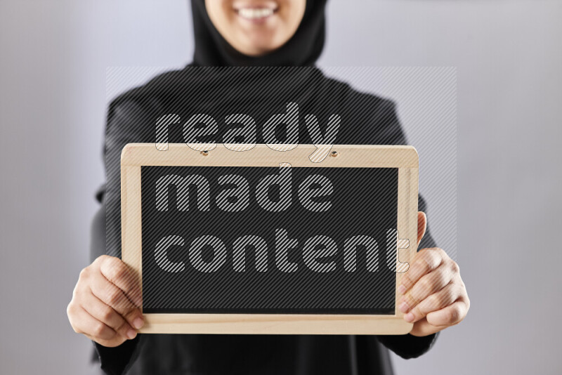 امرأة ترتدي عباءة تحمل كتب ولوح للكتابة في أوضاع متعددة (العودة إلى المدرسة)