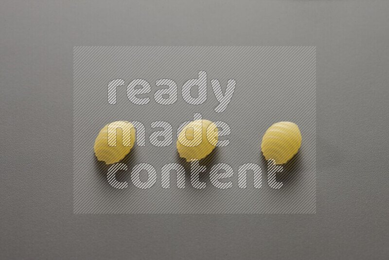 معكرونة ودعة علي خلفية رمادية