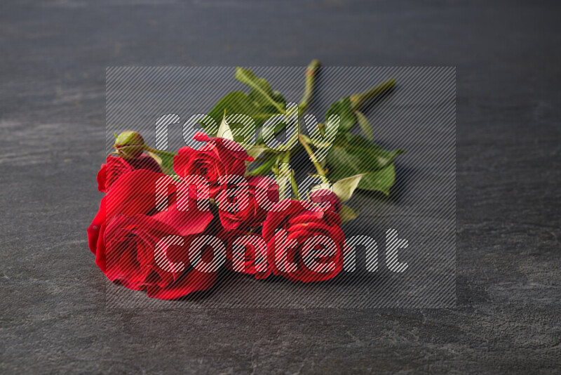 ورود حمراء بأحجام مختلفة على خلفية من الرخام الأسود