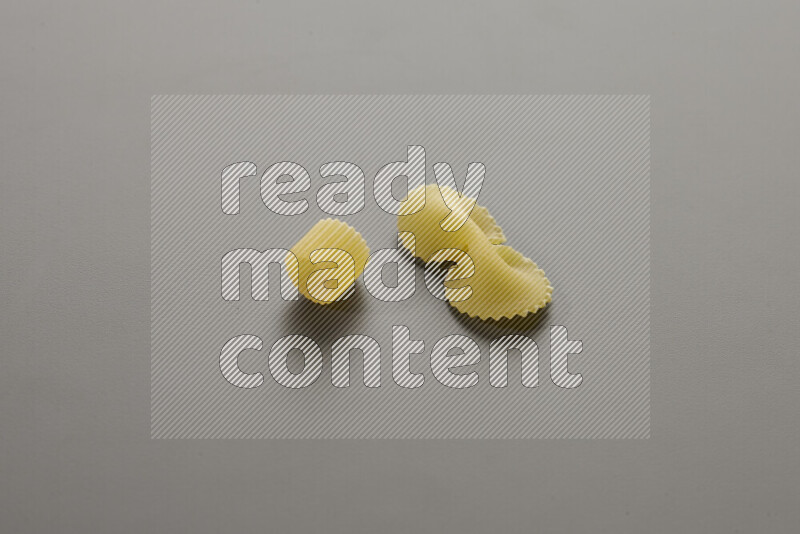 معكرونة خواتم مع أنواع أخري من المعكرونة علي خلفية رمادية