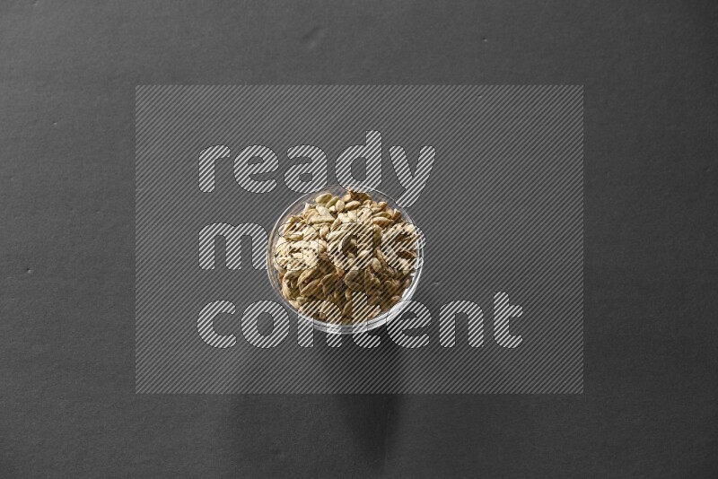 حبهان في وعاء زجاجي علي خلفية سوداء