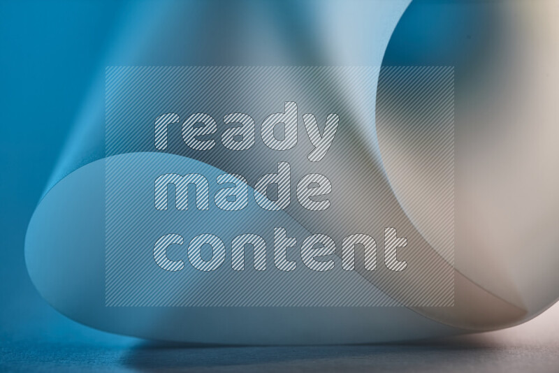 فن تجريدي يعرض منحنيات وتدرجات اللون الأزرق والذهبي مكونه بضوء ملون