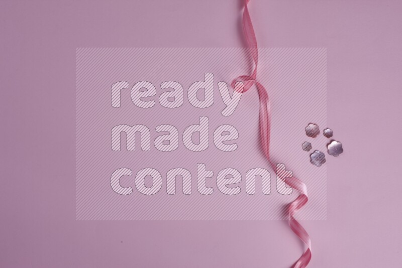 مجموعة من أدوات الخياطة والتفصيل زهرية اللون على خلفية زهرية