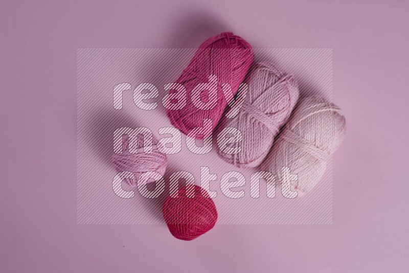 مجموعة من أدوات الخياطة والتفصيل زهرية اللون على خلفية زهرية