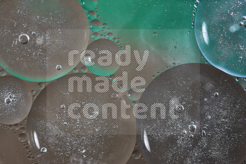 لقطات مقربة لفقاعات من الزيت على سطح الماء باللون الأخضر والبني