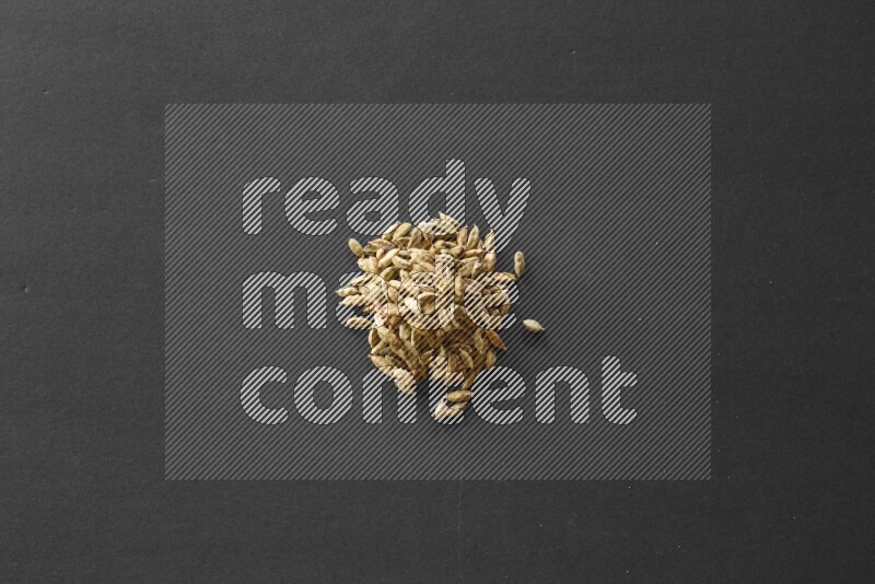 حبوب الهيل علي خلفية سوداء