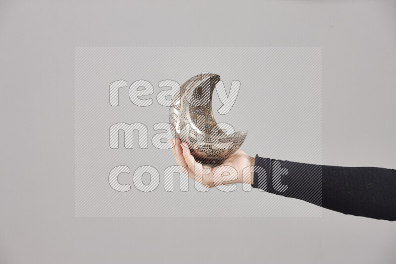 امرأة ترتدي عباءة سوداء تحمل فوانيس رمضانية مختلفة في أوضاع متعددة