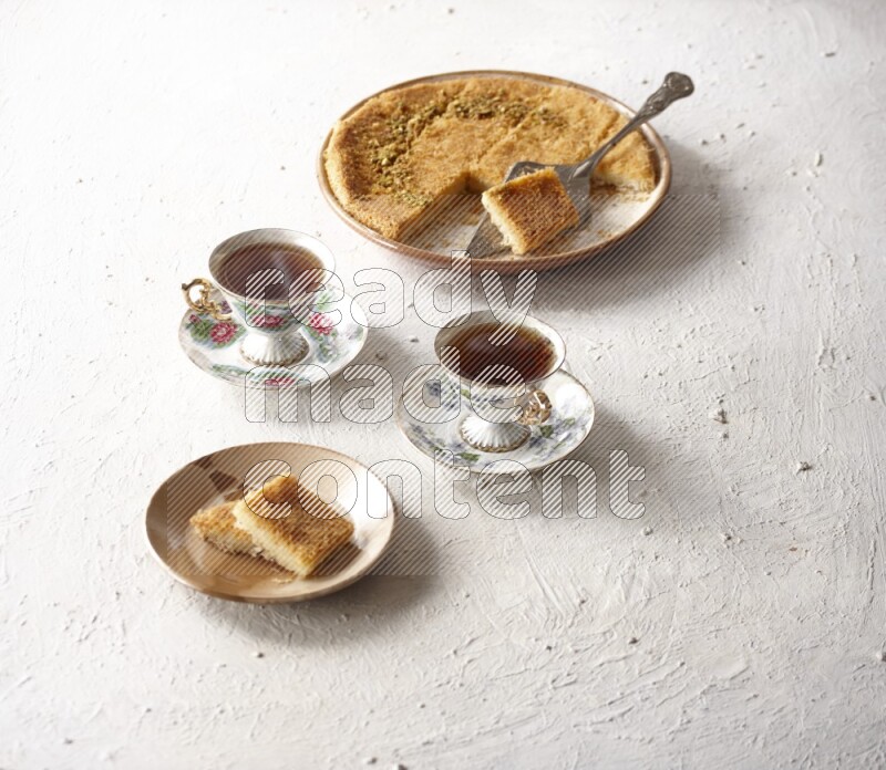 كنافة مع الشاي علي خلفية بيضاء خشبية