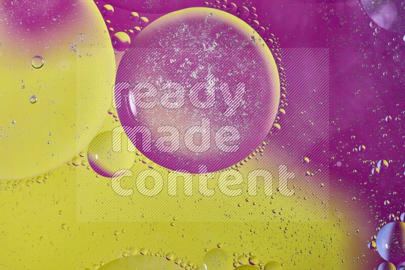 لقطات مقربة لفقاعات من الزيت على سطح الماء باللون الأصفر والوردي