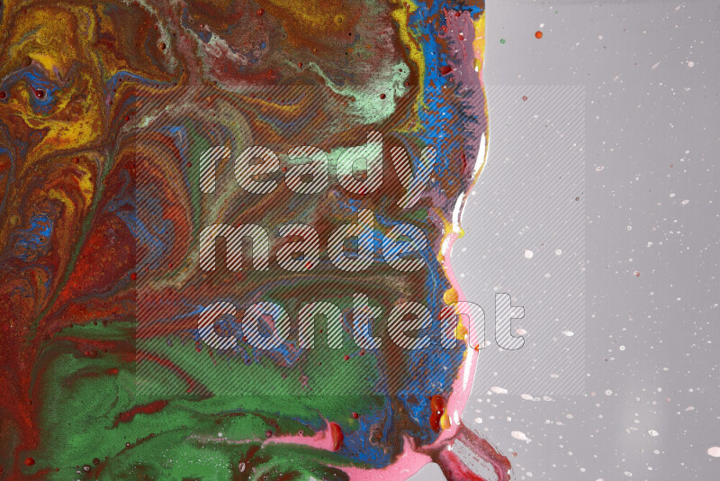 لقطات مقربة لألوان متنوعة تمتزج على خلفية رمادية