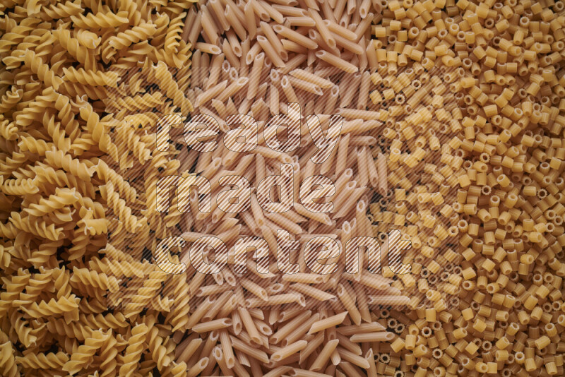 3 انواع معكرونة علي الخلفية كاملة