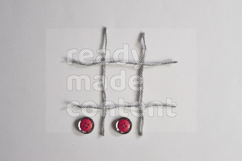 أزرار حمراء موضوعة علي خلفية رمادية