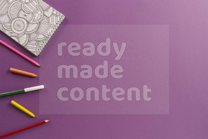 كتاب تلوين مع بعض أقلام التلوين على خلفية أرجوانية