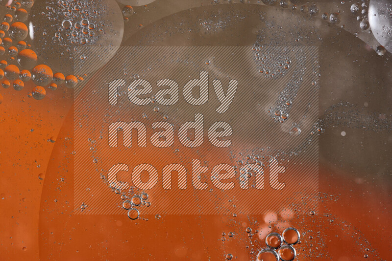 لقطات مقربة لفقاعات من الزيت على سطح الماء باللون البرتقالي والبني