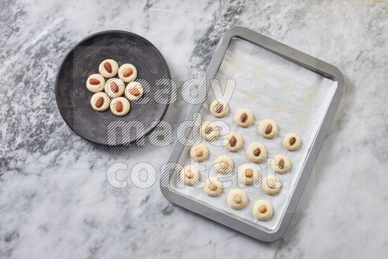 غريبة خطوة بخطوة بالمكونات الدقيق والسكر البودرة والسمن والمكسرات على خلفية رخام رمادي