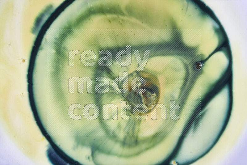 لقطة مقربة لأنماط دوامية باللون الأصفر والأخضر