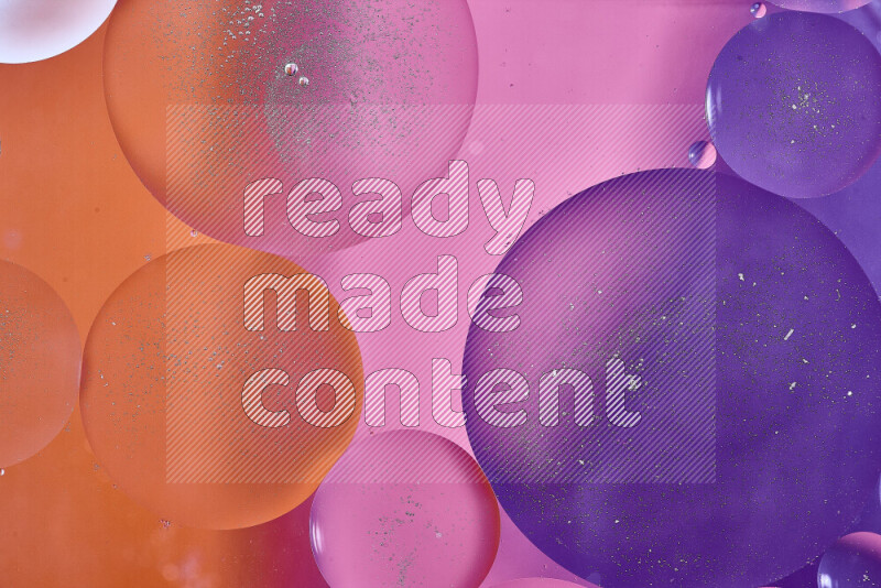 لقطات مقربة لفقاعات من الزيت على سطح الماء باللون الأرجواني والبرتقالي والوردي