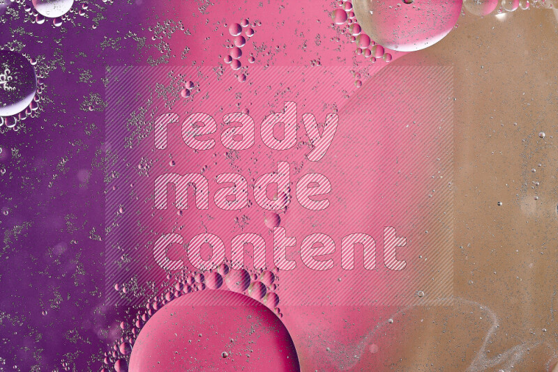 لقطات مقربة لفقاعات من الزيت على سطح الماء باللون البني والأرجواني والوردي