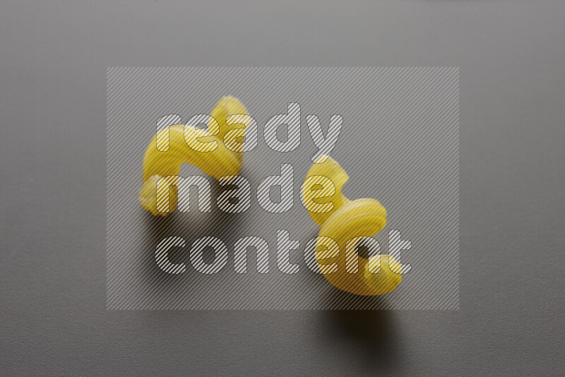 معكرونة تويست علي خلفية رمادية