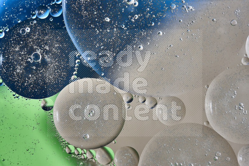 لقطات مقربة لفقاعات من الزيت على سطح الماء باللون البني والأخضر والأزرق