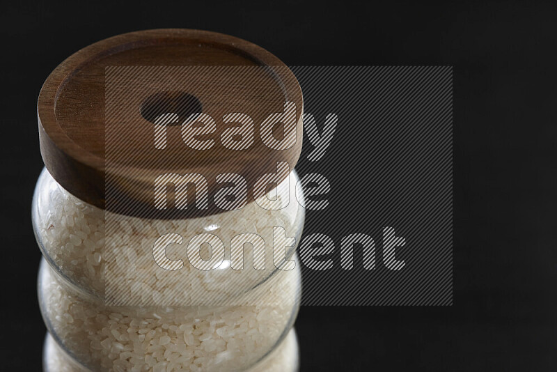 أرز أبيض في وعاء زجاجي على خلفية سوداء