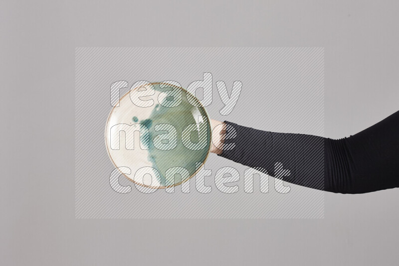 امرأة ترتدي عباءة سوداء تحمل أدوات فخارية مختلفة في أوضاع متعددة