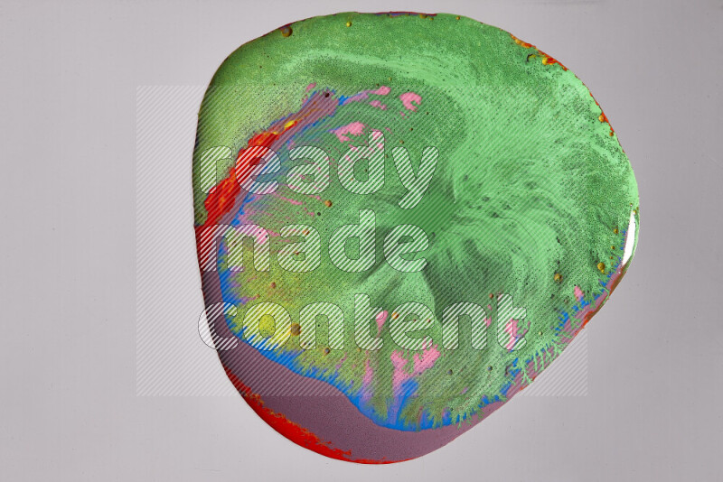 لقطات مقربة لألوان متنوعة تمتزج على خلفية رمادية