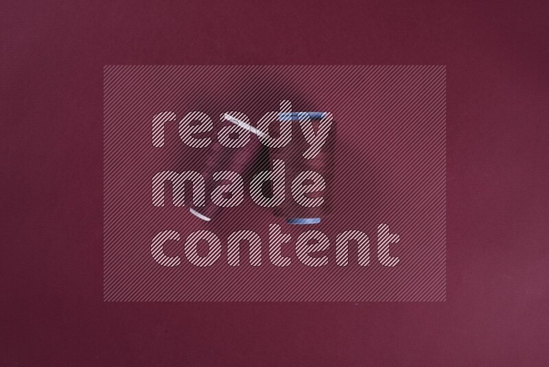 مجموعة من أدوات الخياطة والتفصيل حمراء اللون على خلفية حمراء