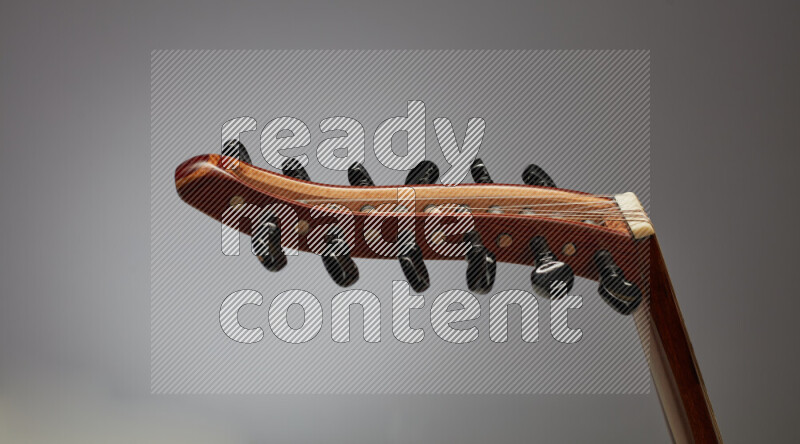 اجزاء من عود خشبي بني على خلفية رمادية