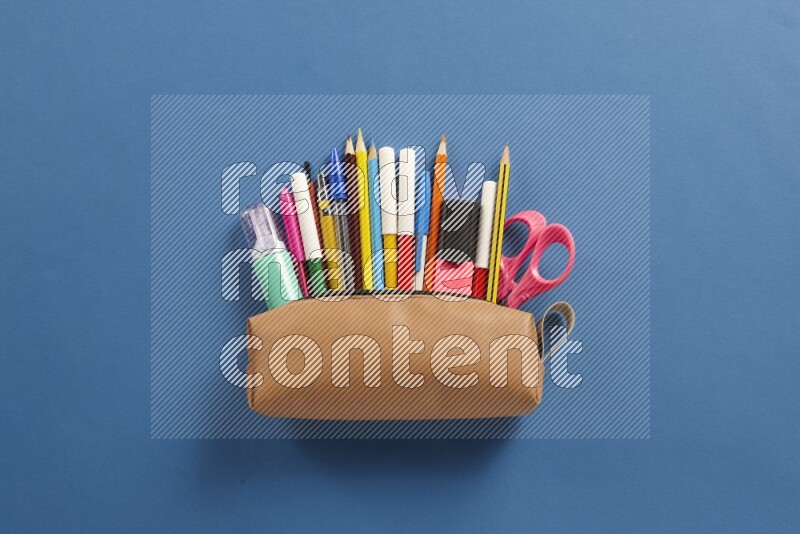 مستلزمات مدرسية مختلفة على خلفية زرقاء