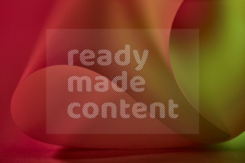 فن تجريدي يعرض منحنيات وتدرجات اللون الأخضر والأحمر مكونه بضوء ملون