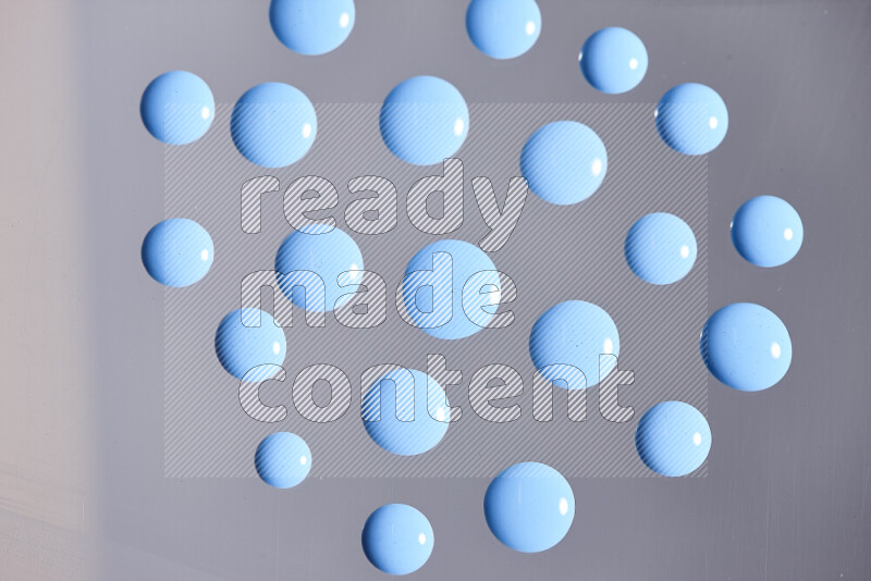 لقطات مقربة لقطرات من اللون الأزرق على الخلفية