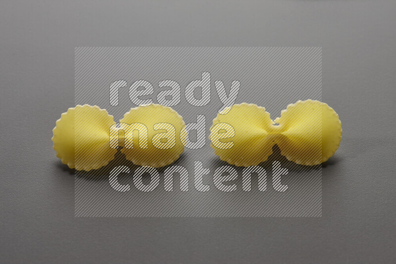 معكرونة فيونكة علي خلفية رمادية