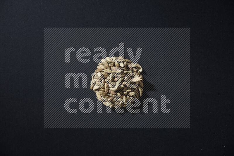 حبوب الهيل في شكل دائري على خلفية سوداء