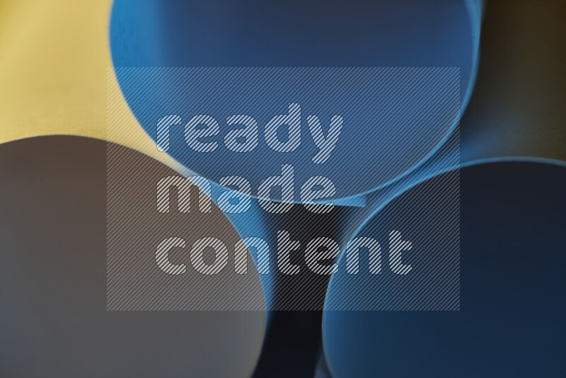 الصورة تعرض فن ورقي تجريدي بأشكال دائرية بدرجات متنوعة من اللون الأزرق والدرجات الدافئة