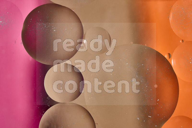 لقطات مقربة لفقاعات من الزيت على سطح الماء باللون البني والبرتقالي والوردي