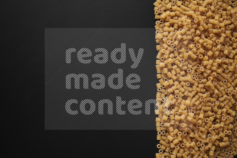 أنواع مختلفة من المعكرونة علي خلفية سوداء