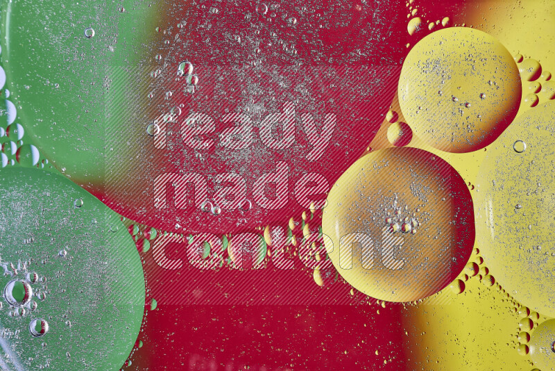 لقطات مقربة لفقاعات من الزيت على سطح الماء باللون الأصفر والأخضر والأحمر