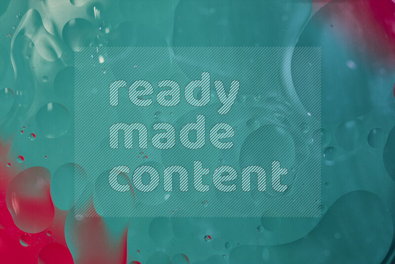 لقطات مقربة لفقاعات من الزيت على سطح الماء باللون الأخضر والأحمر