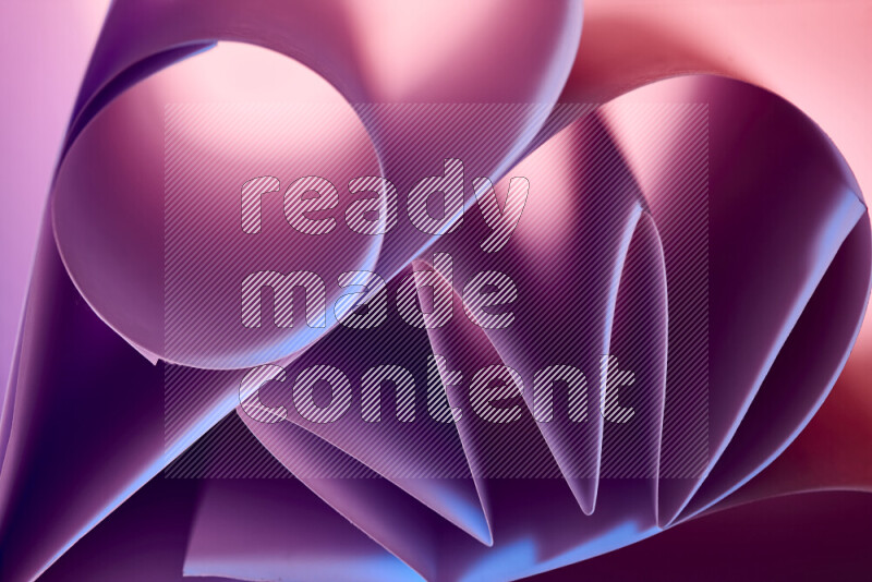 عرض فني لطيات الورق تخلق مزيج من الأشكال الهندسية، مضاءة بإضاءة ناعمة بدرجات اللون الارجواني