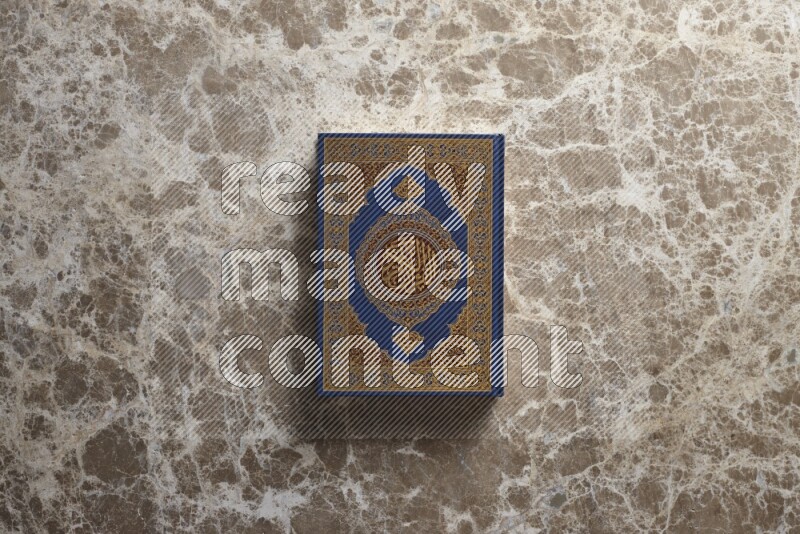 القرآن الكريم على خلفية رخامية باللون البيج